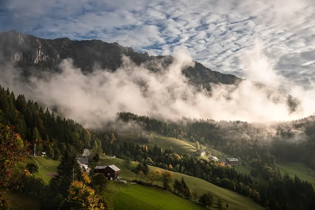 Paysage de carte postale de la vallée de Robanov Kot dans les Alpes de Kamnik-Savinja pendant un road-trip en Slovénie.