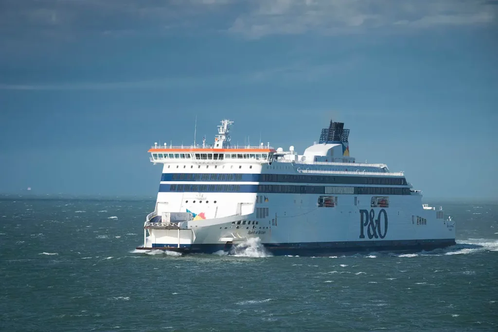 Ferry Spirit of Britain de P&O Ferries fendant les vagues lors de la traversée de la Manche entre Douvres et Calais par beau temps.