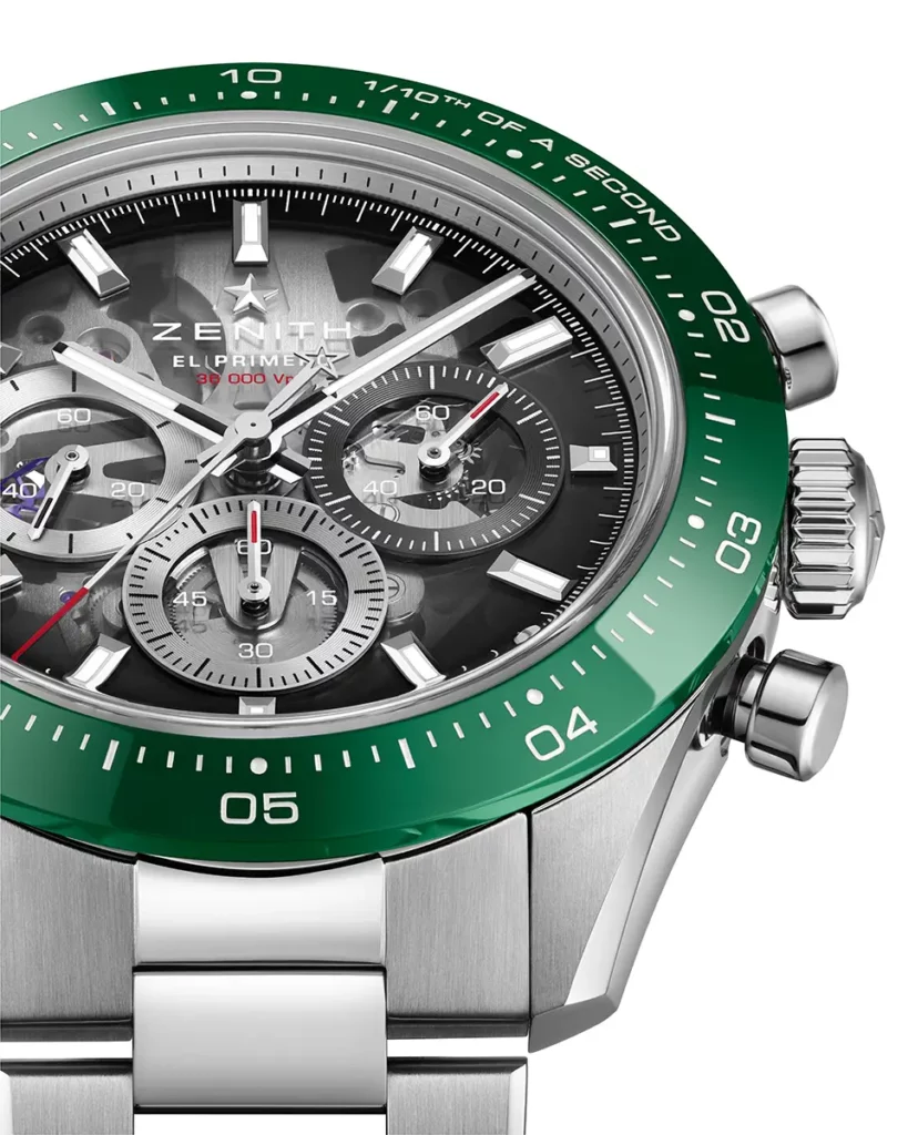 Zoom macro de trois-quarts sur la montre Zenith Chronomaster Sport Skeleton en acier avec sa lunette en céramique verte sur fond épuré.