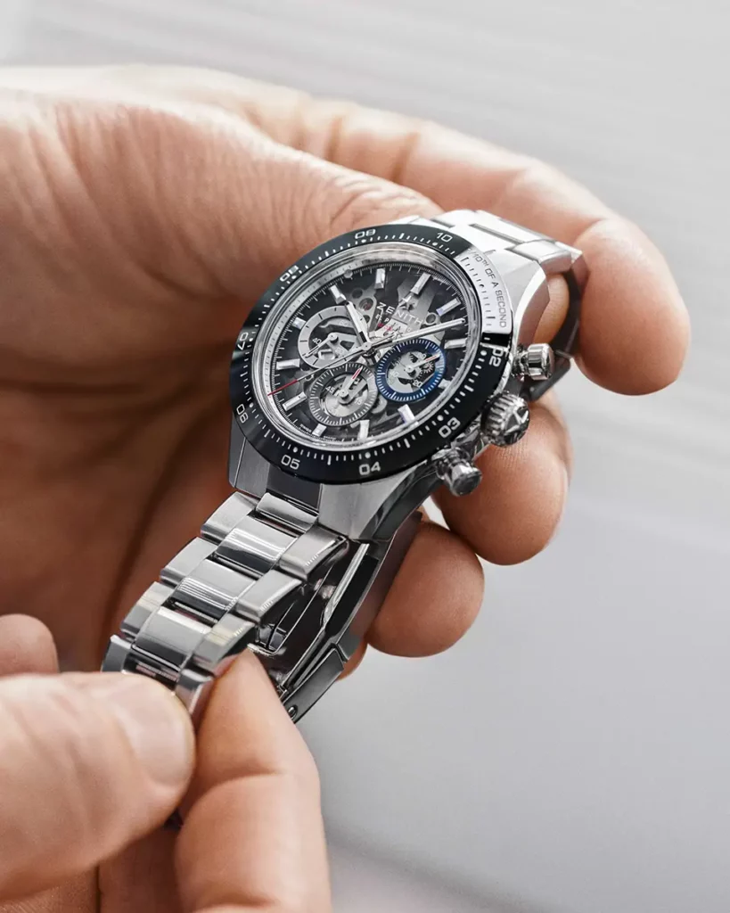 Montre Zenith Chronomaster Sport Skeleton en acier tenue en main et présentée de face pour dévoiler son cadran transparent.