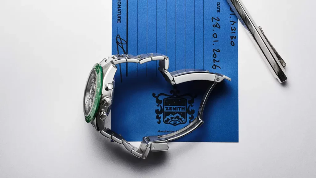 Montre Zenith Chronomaster Sport Skeleton acier à lunette verte de profil avec sa boucle ZENCLASP ouverte lors d'un contrôle qualité.