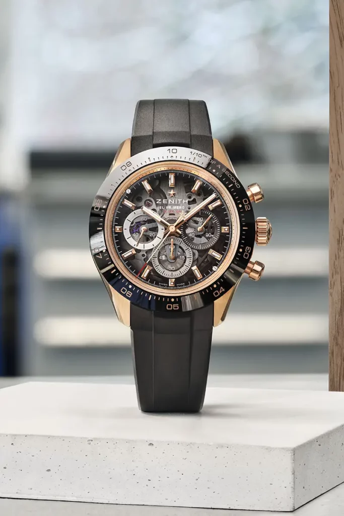 Montre Zenith Chronomaster Sport Skeleton en or rose 18 carats avec bracelet en caoutchouc noir, photographiée de face en atelier.