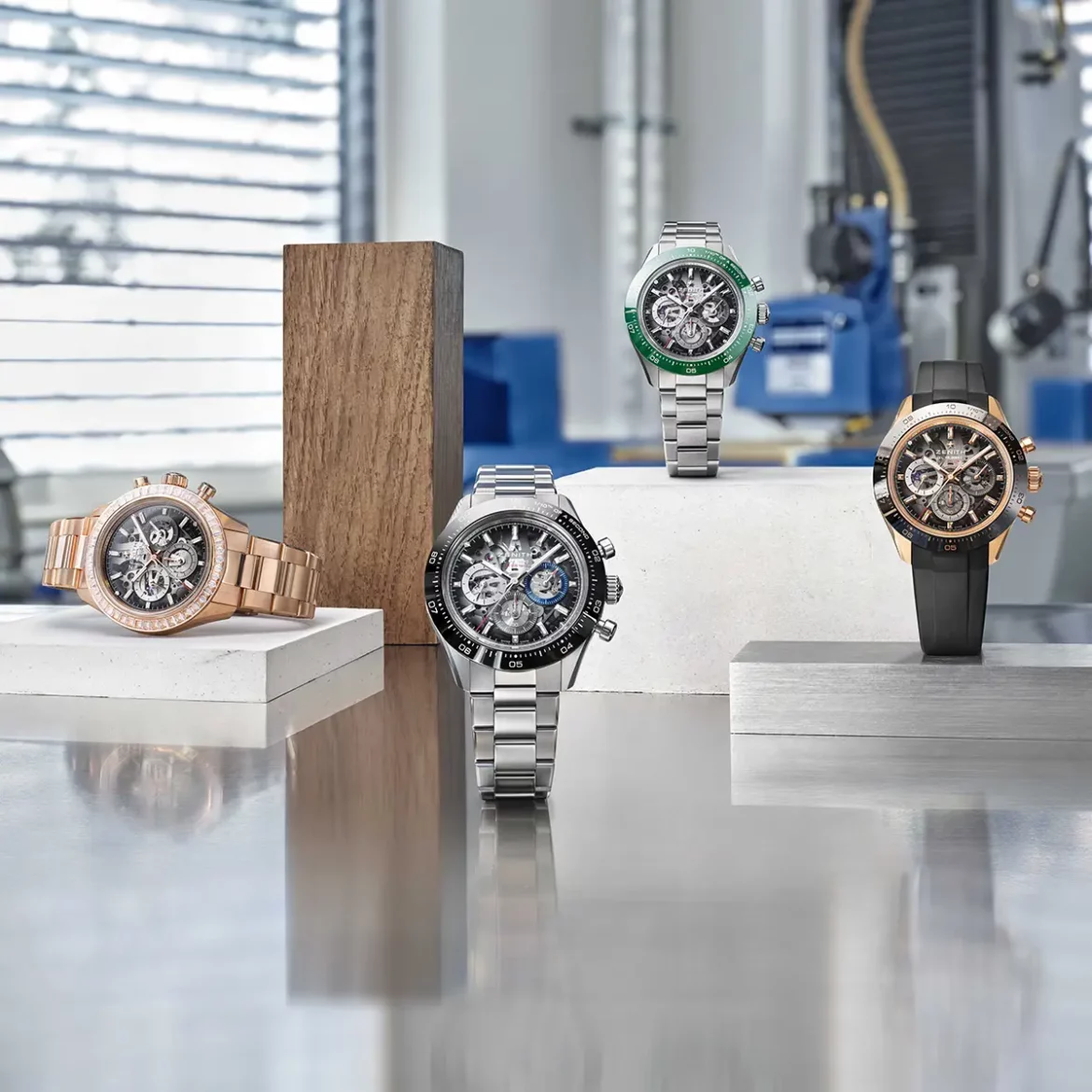 Les quatre modèles de la montre Zenith Chronomaster Sport Skeleton disposés ensemble dans un atelier de manufacture horlogère.
