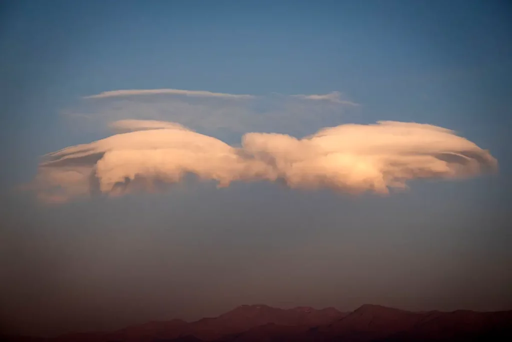 Nuage lenticulaire en forme d'aile d'oiseau au-dessus de l'Atlas depuis l'éco lodge Terre des Étoiles dans le désert d'Agafay