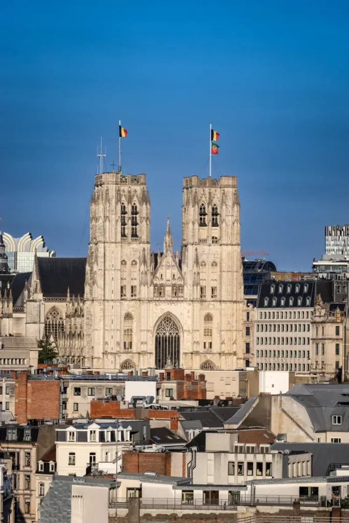 Vue verticale au téléobjectif depuis le rooftop 58 sur la cathédrale Saints-Michel-et-Gudule et ses drapeaux