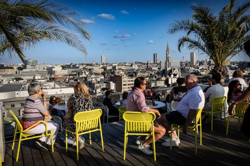 Vue depuis l'espace supérieur de la terrasse du rooftop 58 avec ses chaises jaunes et ses palmiers
