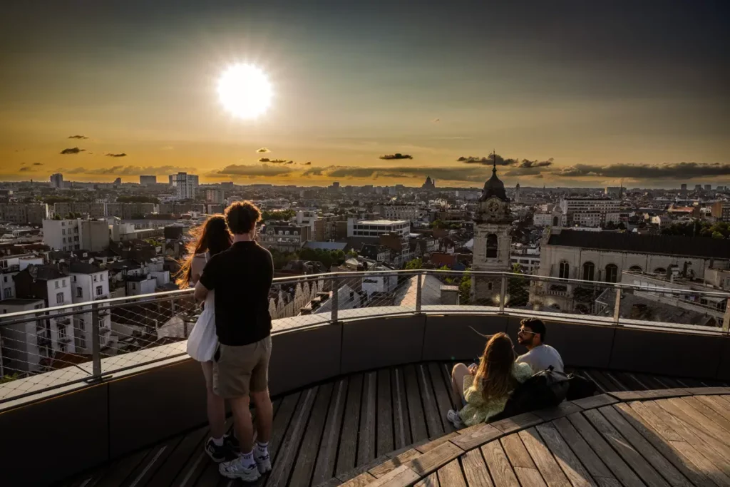 Vue horizontale en HDR depuis le coin du rooftop 58 sur un couple admirant Bruxelles au coucher du soleil