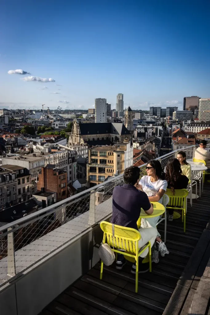 Vue de la terrasse au coucher du soleil depuis le rooftop 58 à Bruxelles