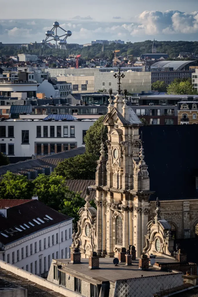 Gros plan depuis le rooftop 58 sur l'église Saint-Jean-Baptiste au Béguinage éclairée par le soleil couchant