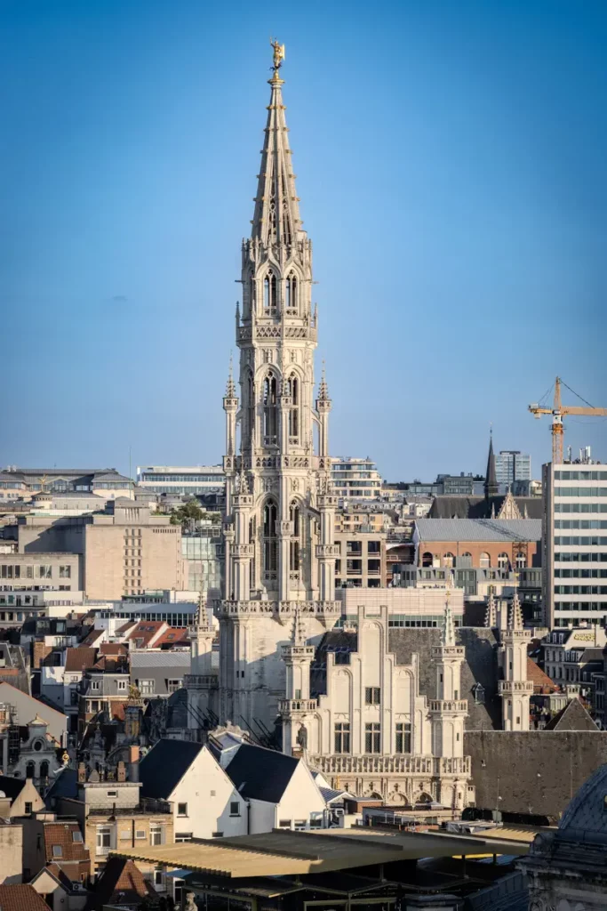 Zoom vertical depuis le rooftop 58 sur la façade et la flèche de l'Hôtel de Ville de Bruxelles
