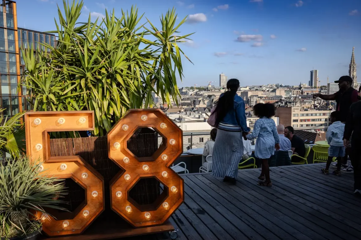 Le logo en bois du rooftop 58 à Bruxelles et vue panoramique sur la terrasse