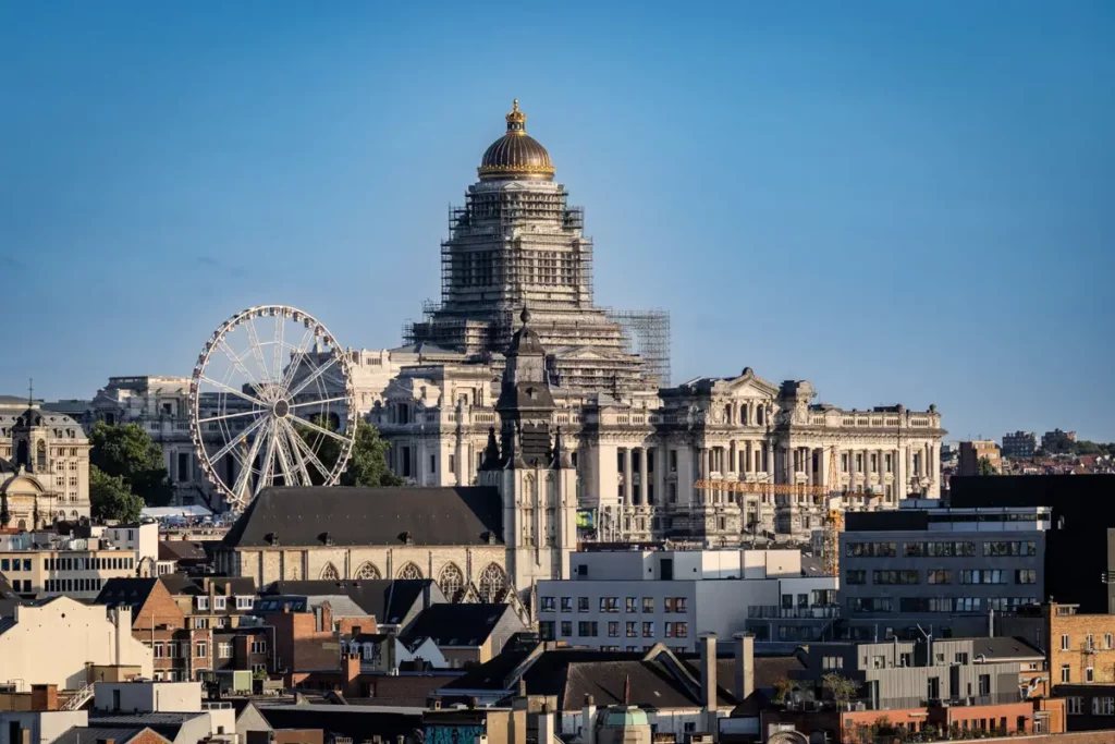 Gros plan horizontal au téléobjectif depuis le rooftop 58 sur le Palais de Justice, la grande roue et l'église Notre-Dame de la Chapelle