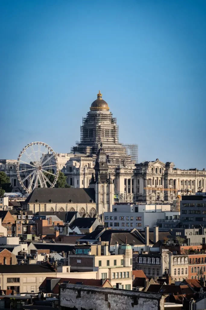 Vue verticale au téléobjectif depuis le rooftop 58 sur le Palais de Justice, la grande roue et l'église Notre-Dame de la Chapelle