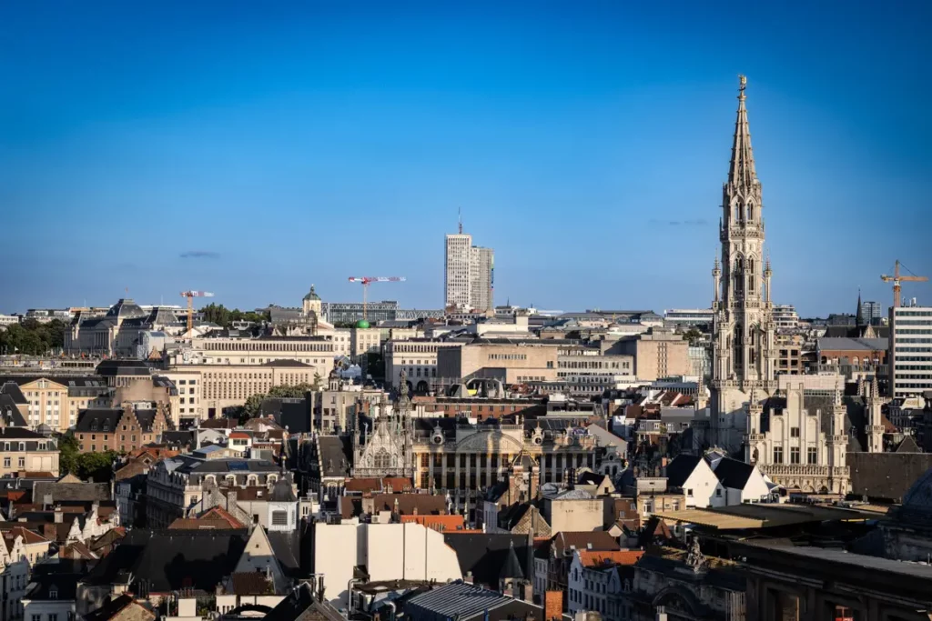 Panorama horizontal au téléobjectif depuis le rooftop 58 du Palais Royal à la Grand-Place de Bruxelles