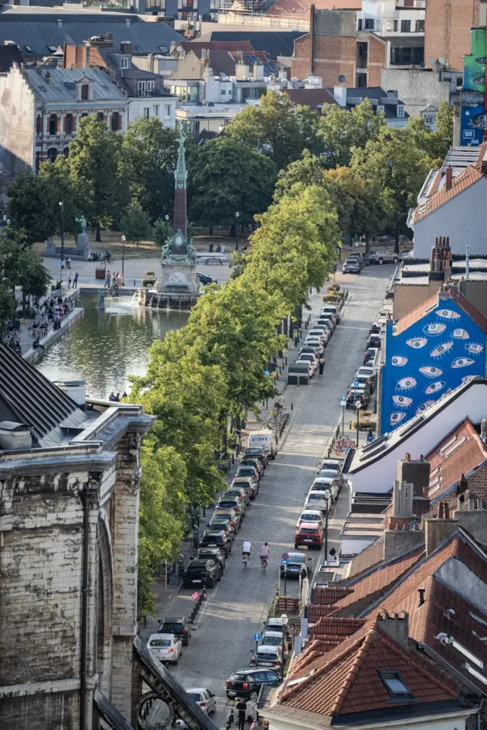 Vue en hauteur depuis le rooftop 58 de la rue Quai au Bois à Brûler et de la fontaine Jules Anspach