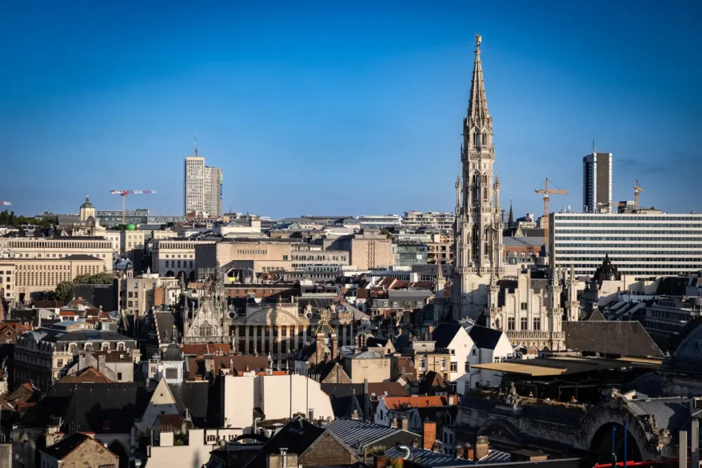 Zoom au téléobjectif depuis le rooftop 58 sur la Bourse de Bruxelles et les monuments de la Grand-Place