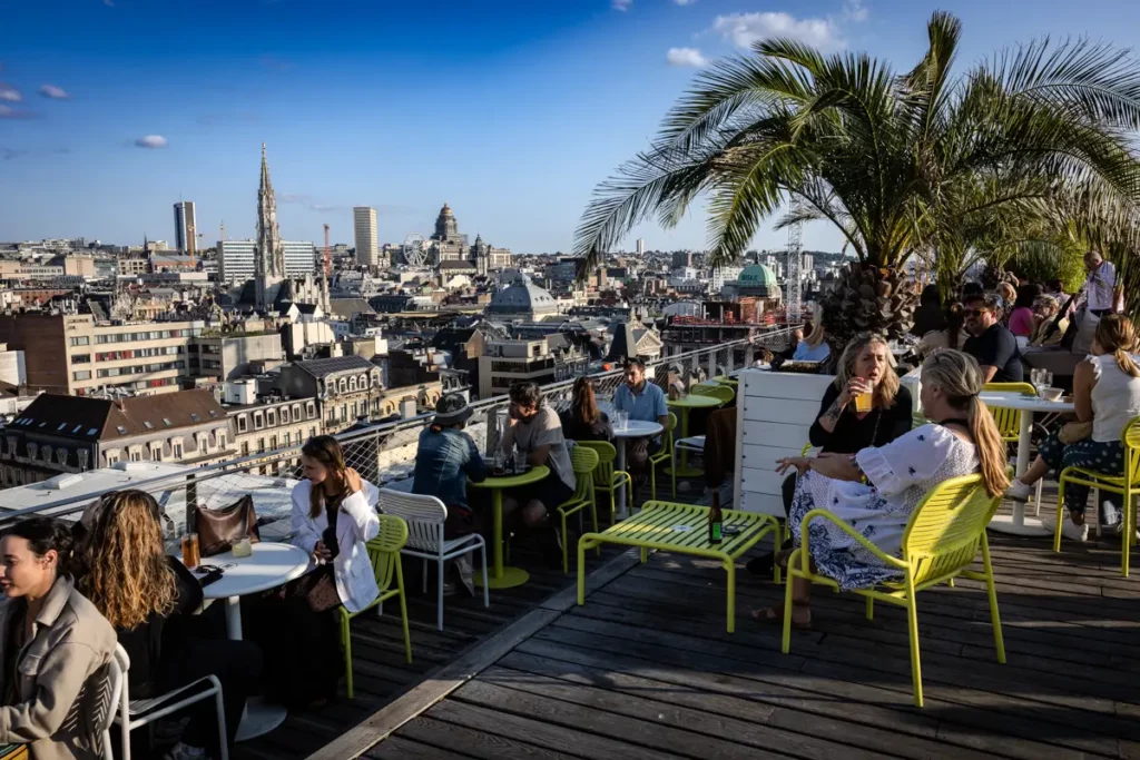 Ambiance animée sur la terrasse du rooftop 58 à Bruxelles baignée de soleil