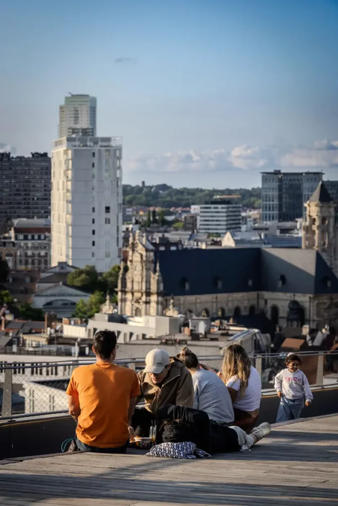 Ambiance décontractée sur la terrasse ouest du rooftop 58 au coucher du soleil avec vue sur Bruxelles