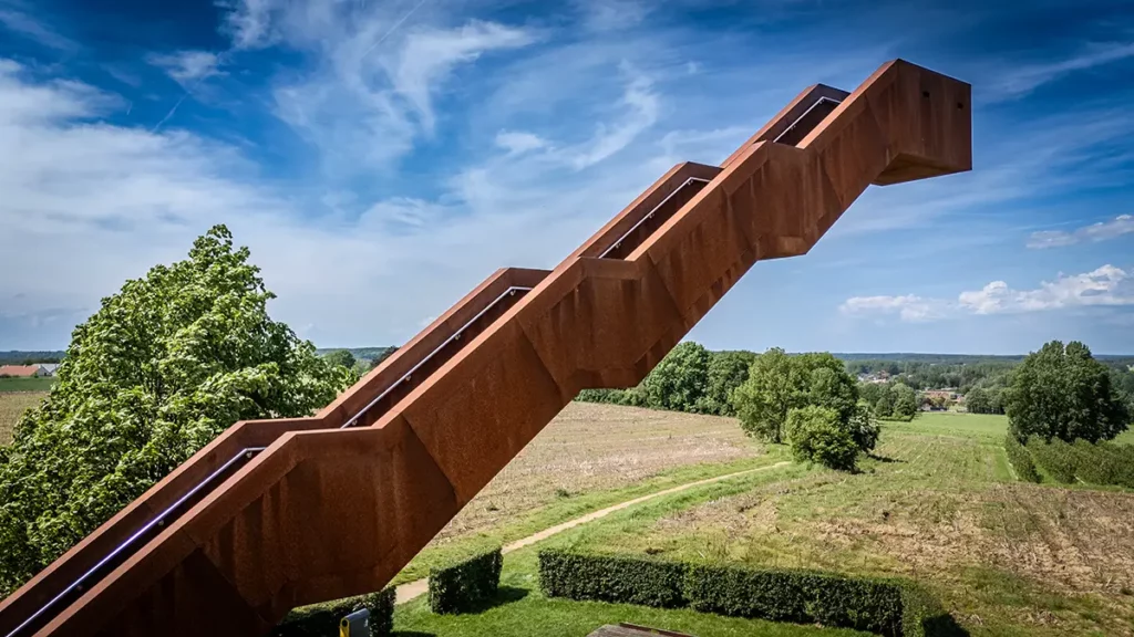 Vlooybergtoren en plan serré au drone mettant en valeur la grande perspective de la structure métallique en acier Corten
