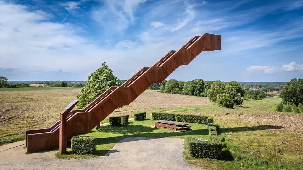 Vlooybergtoren vue par un drone DJI Mini 4 Pro, montrant la structure complète en acier Corten, le panneau solaire et les champs du Hageland en Belgique