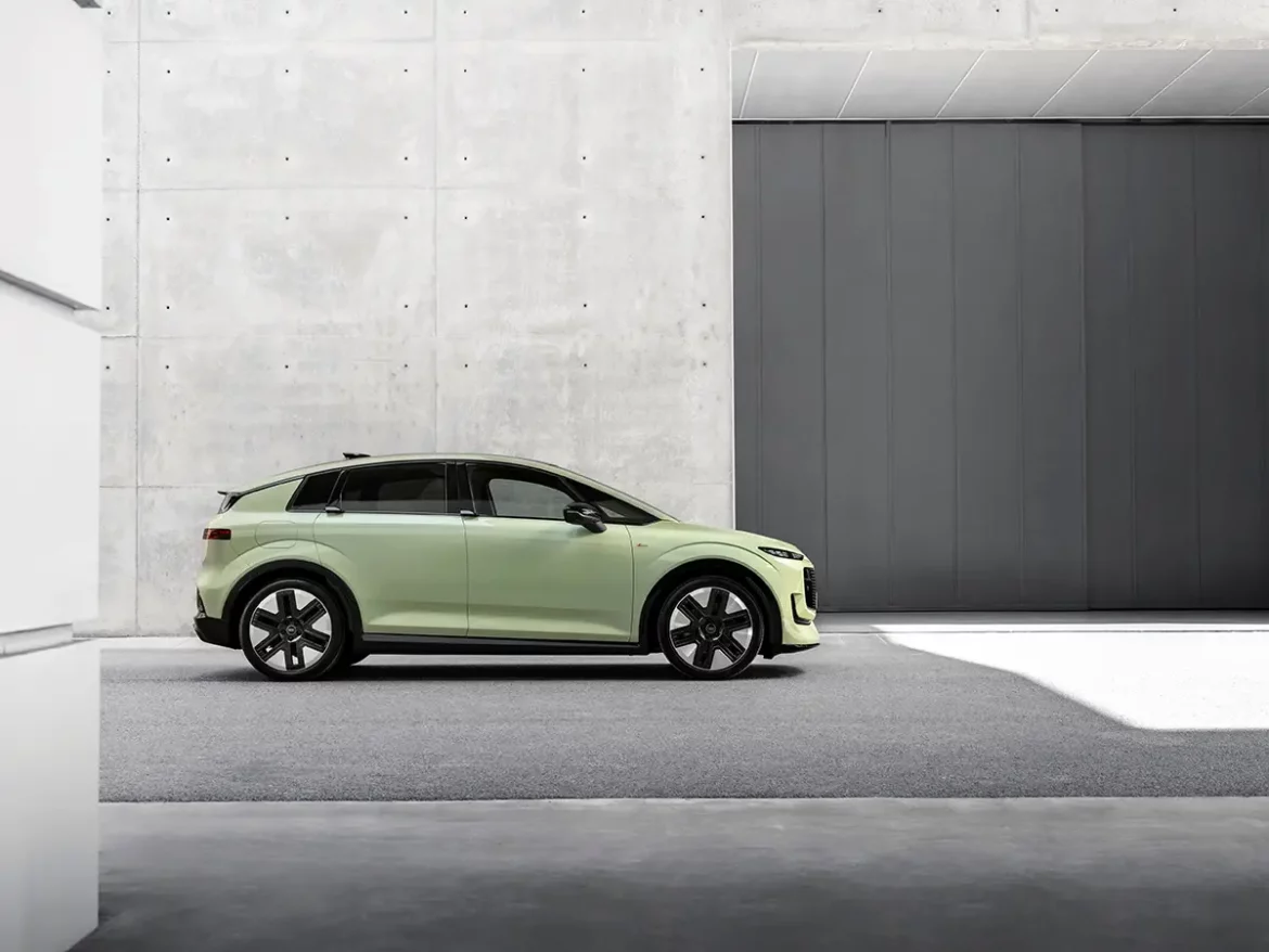 Vue de profil strict de la nouvelle Audi A2 e-tron de couleur vert mint, mettant en valeur sa ligne de toit fuyante et son aérodynamisme optimisé (Cx de 0,24)
