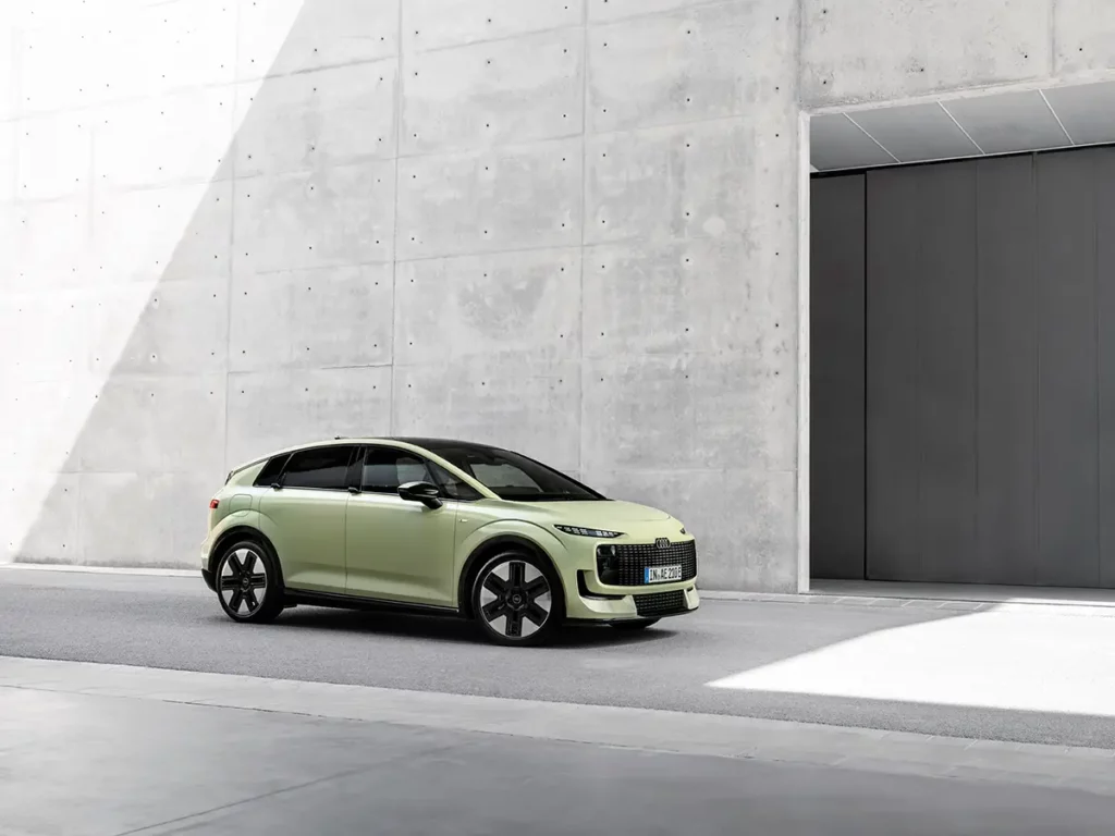 Vue de trois-quarts avant de la nouvelle Audi A2 e-tron de couleur vert clair, stationnée devant un bâtiment moderne en béton brut à Ingolstadt