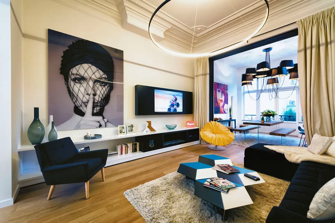 Salon spacieux avec parquet et mobilier design dans un appart-hôtel Charles Home rue de l'Amazone à Bruxelles