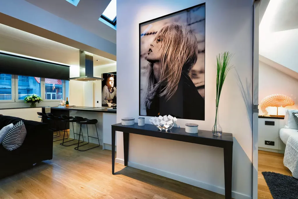 Espace de vie sous toiture avec puits de lumière Velux et parquet dans un appart-hôtel Charles Home à Bruxelles