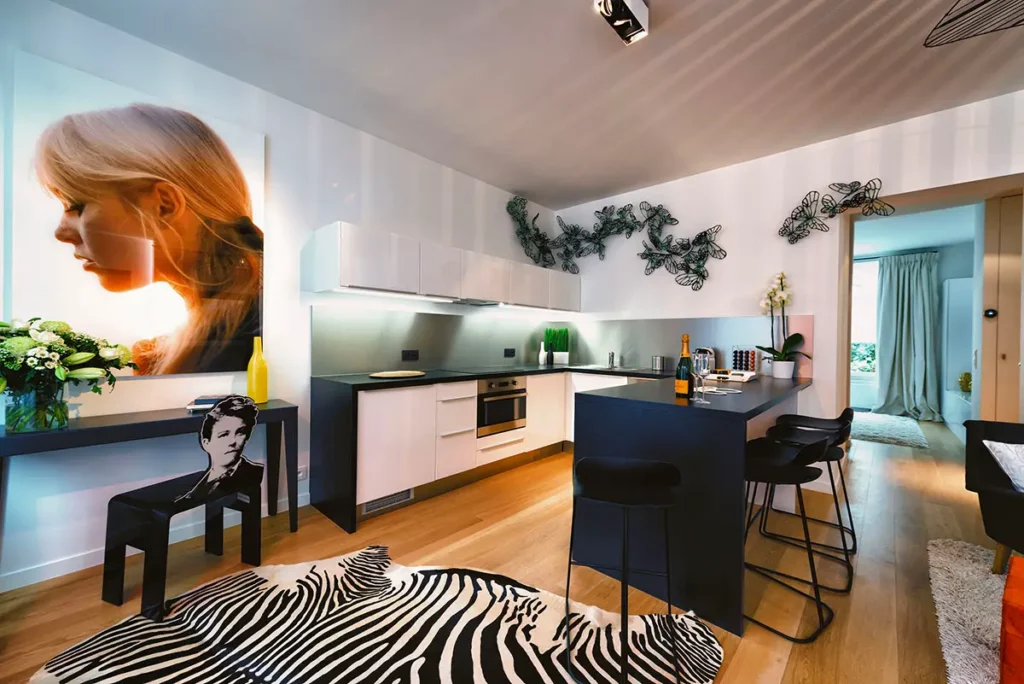 Cuisine ouverte moderne et élégante dans un appart-hôtel Charles Home à Bruxelles