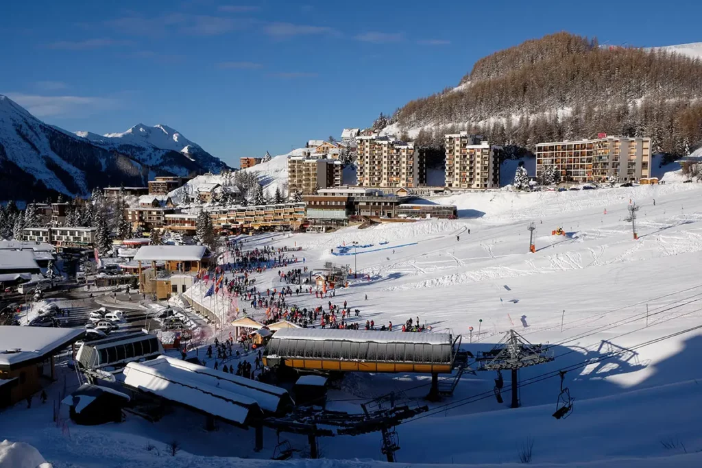 Vue panoramique de la station d'Orcières Merlette 1850, de ses résidences et de son front de neige animé dans les Hautes-Alpes