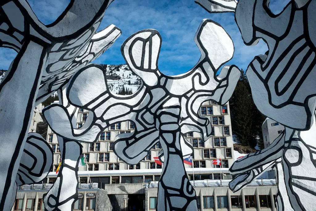 Vue horizontale depuis l'intérieur de l'œuvre monumentale les hourloupes de jean dubuffet sur le front de neige de flaine avec ses formes organiques en noir et blanc contrastant avec le style bauhaus