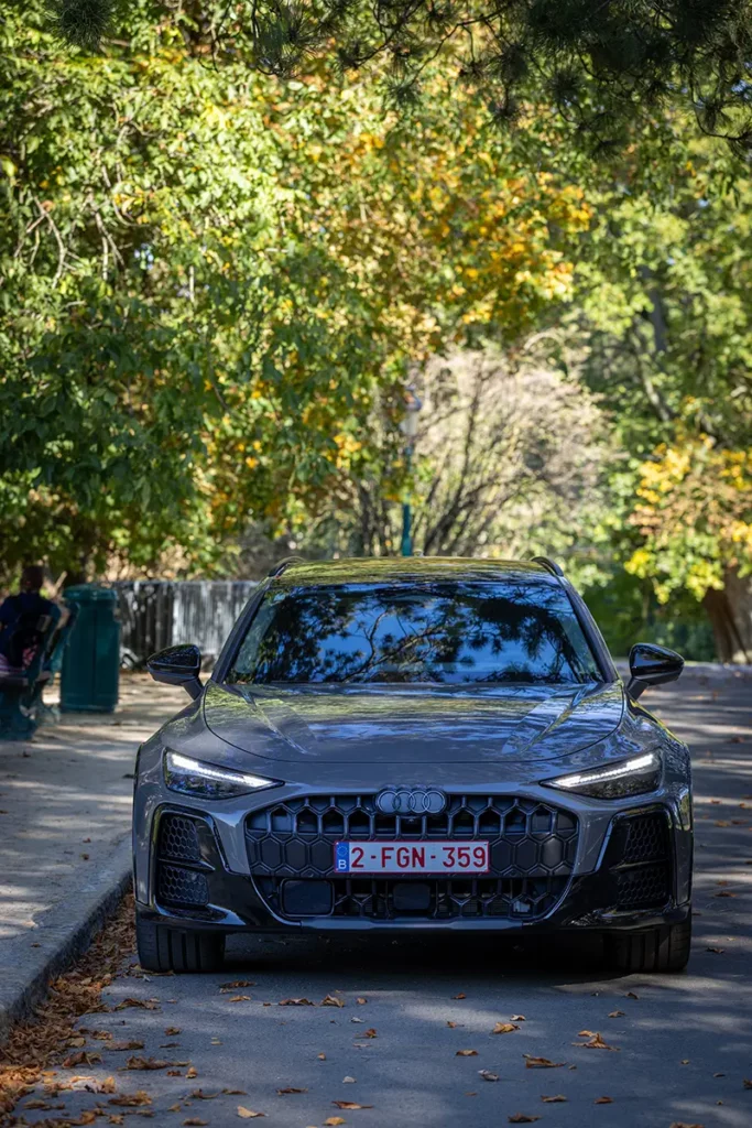 L'Audi A6 allroad e-hybrid garée sous un couvert d'arbres lors de mon essai automobile à Bruxelles