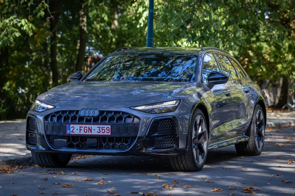 L'Audi A6 allroad e-hybrid stationnée sur une route jonchée de feuilles d'automne lors de mon essai automobile en Belgique