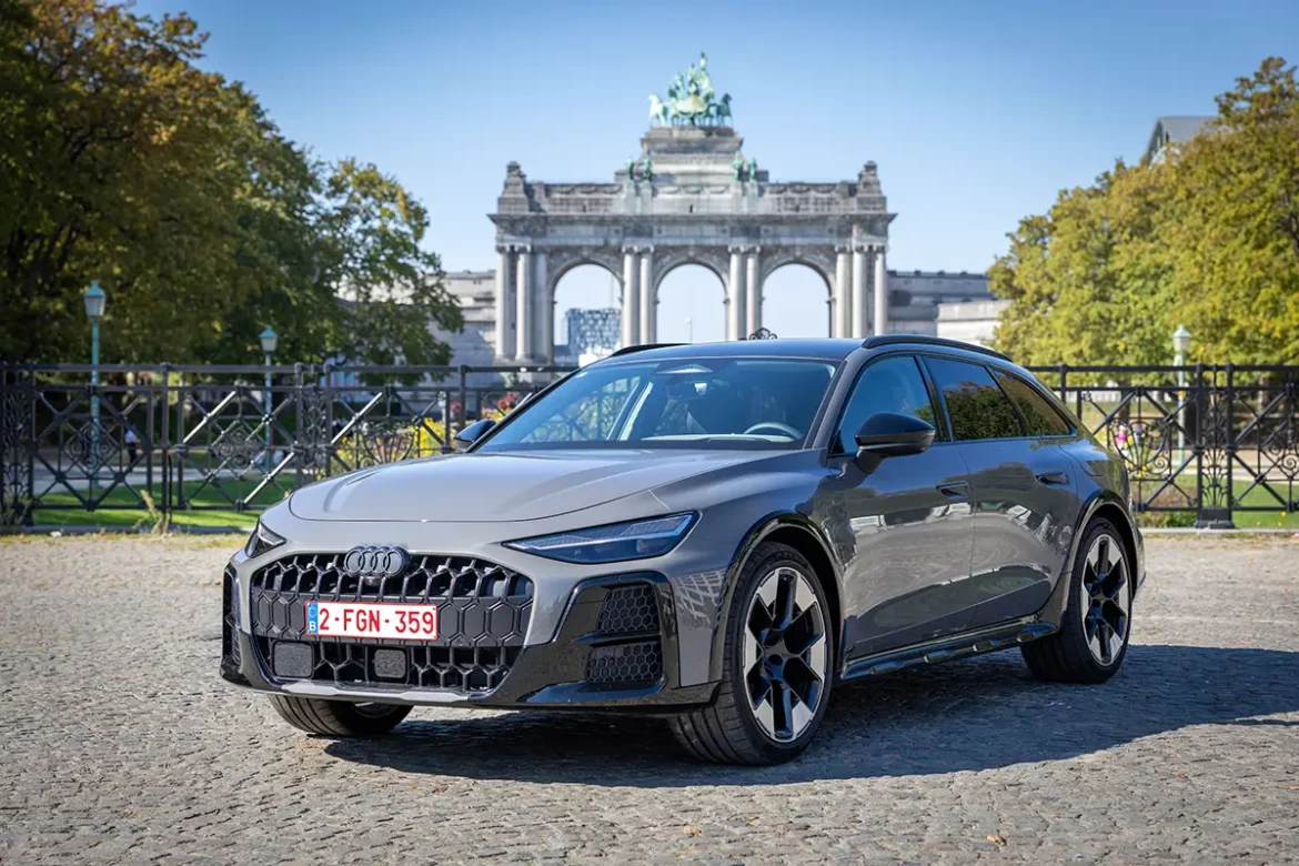 Audi A6 allroad e-hybrid stationnée devant les arcades du Cinquantenaire à Bruxelles lors de l'essai routier en Belgique