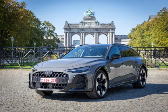 Audi A6 allroad e-hybrid stationnée devant les arcades du Cinquantenaire à Bruxelles lors de l'essai routier en Belgique