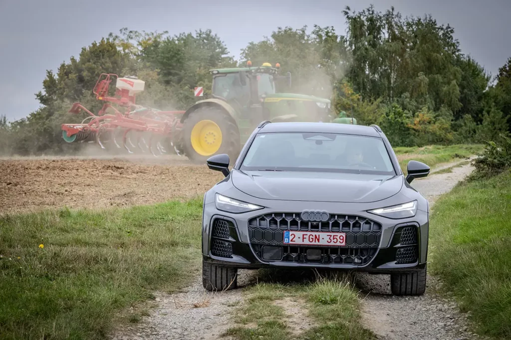 L'Audi A6 allroad e-hybrid photographiée sur un chemin de campagne à Wezembeek-Oppem lors de mon essai automobile en Belgique, avec un tracteur en arrière-plan