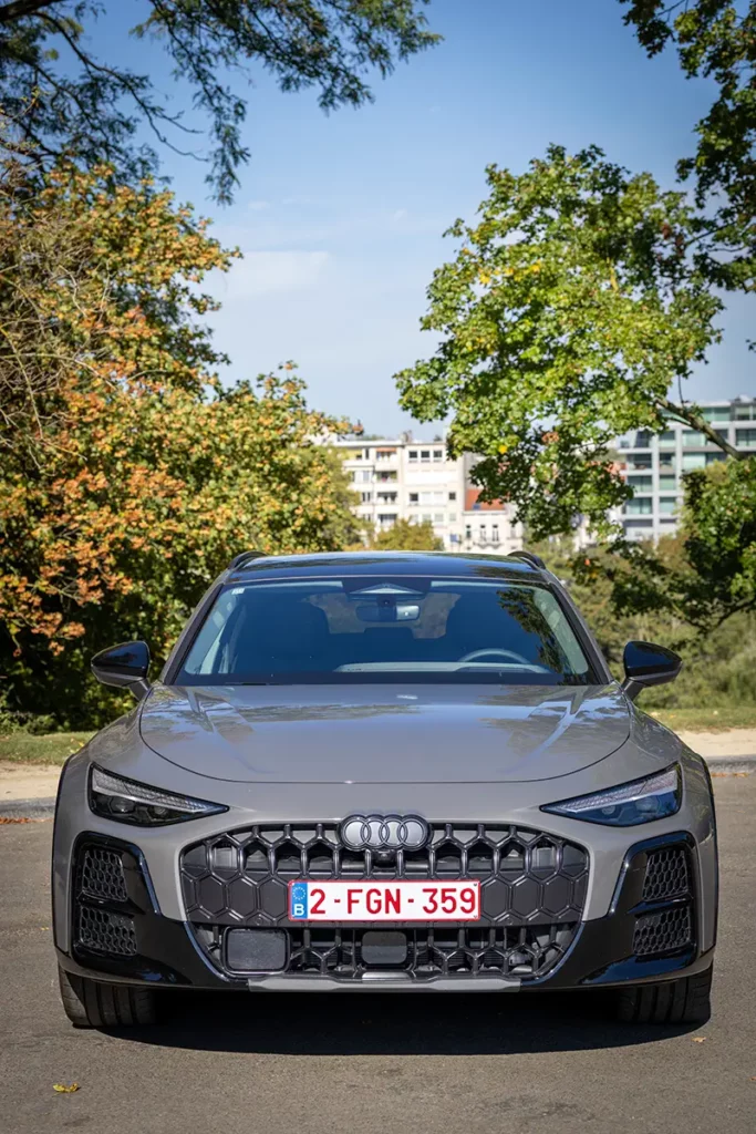 Gros plan de face sur l'Audi A6 allroad e-hybrid lors de mon essai automobile en Belgique, mettant en valeur sa calandre sculptée