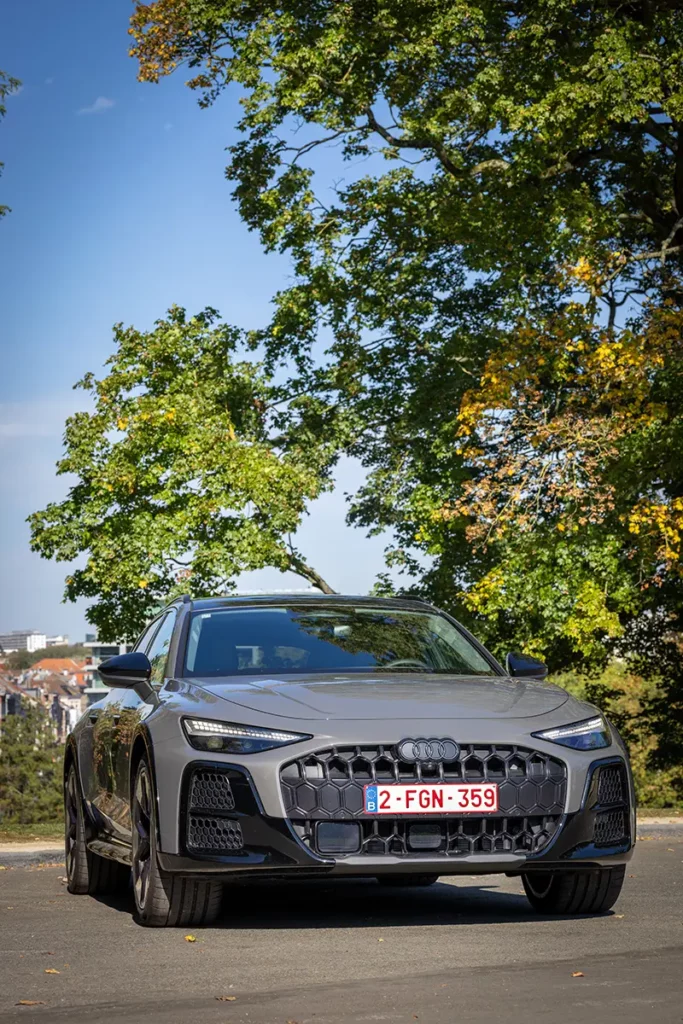 L'Audi A6 allroad e-hybrid photographiée de face lors de mon essai automobile en Belgique, sous les arbres à Bruxelles
