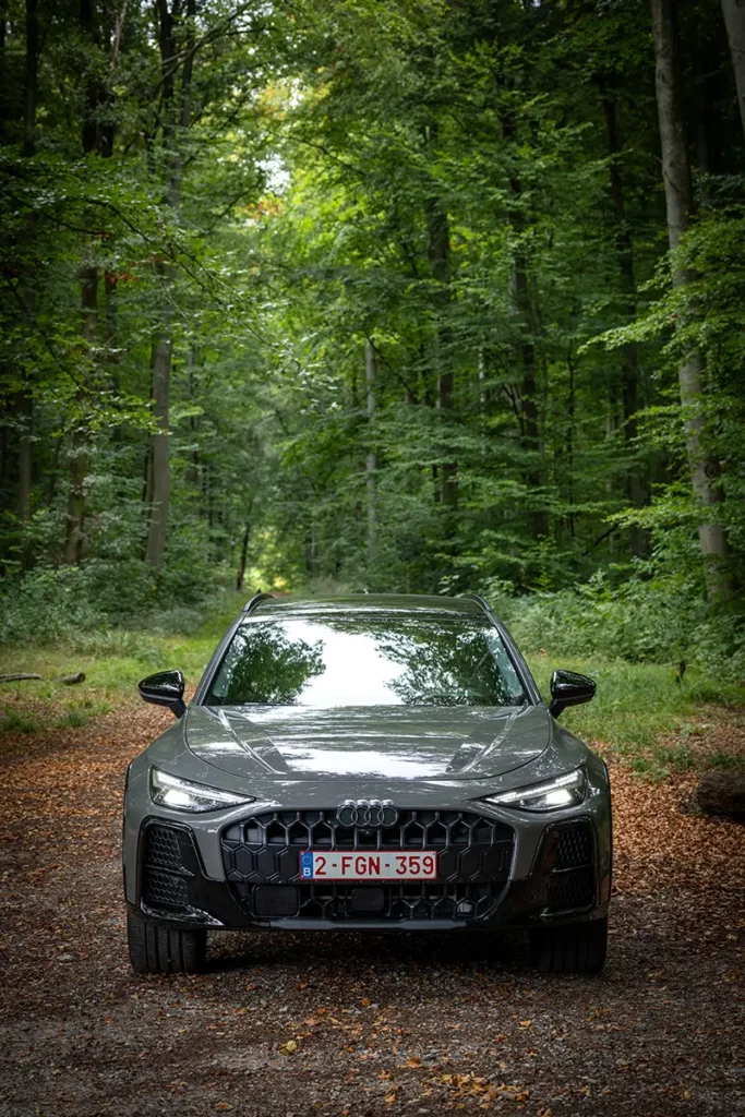L'Audi A6 allroad e-hybrid photographiée de face au cœur de la Forêt de Soignes lors de mon essai automobile en Belgique