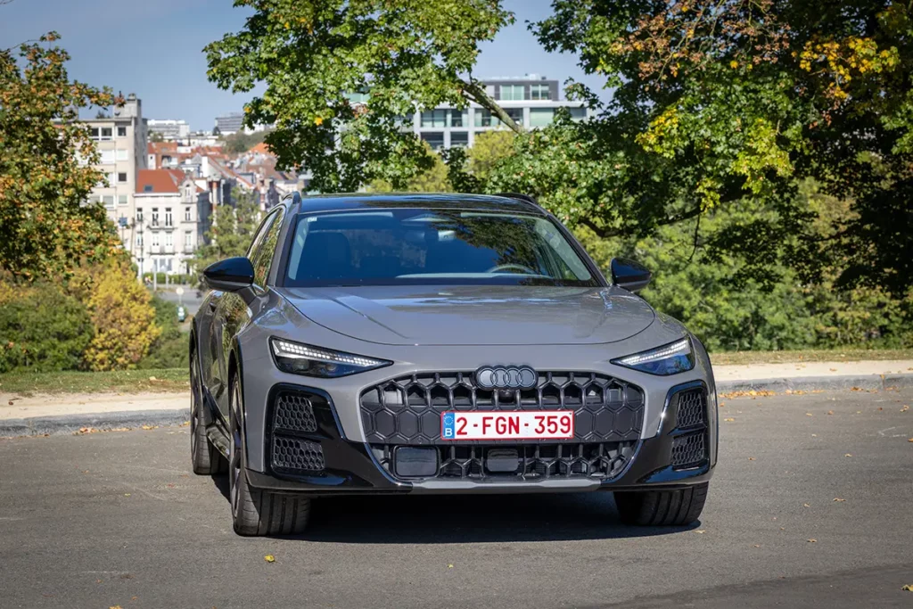 L'Audi A6 allroad e-hybrid garée face à l'horizon urbain lors de mon essai automobile en Belgique à Woluwe-Saint-Pierre