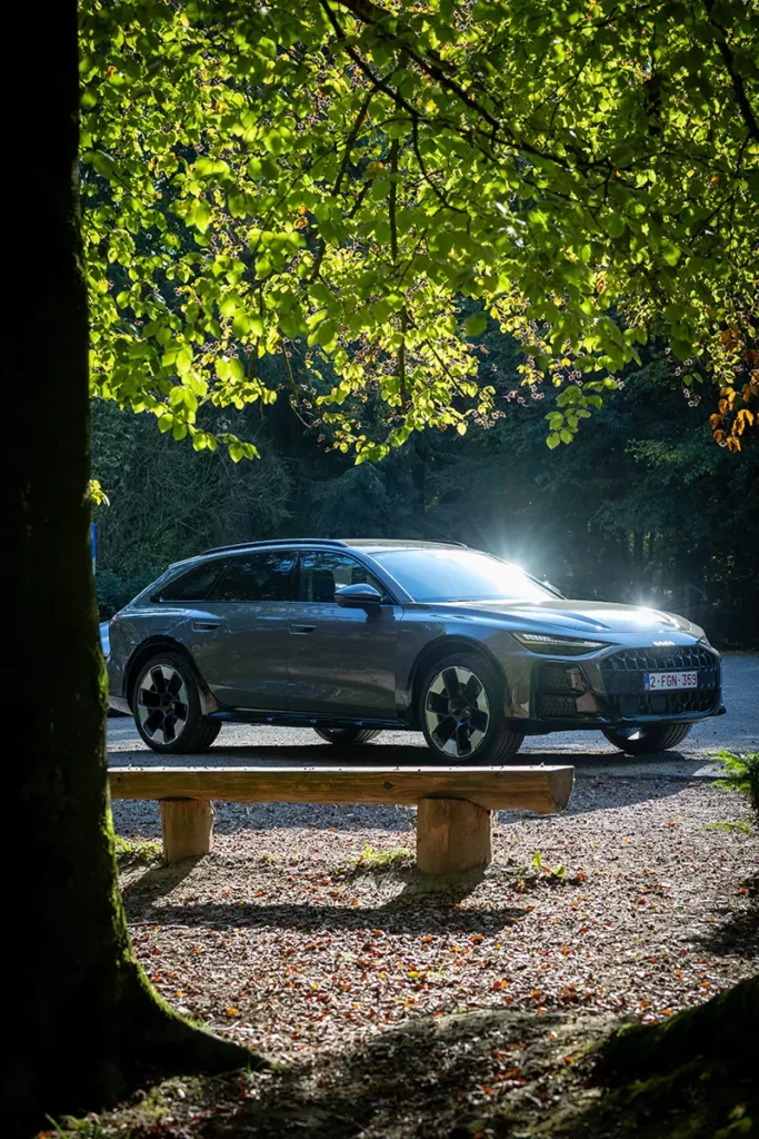 L'Audi A6 allroad e-hybrid garée sous les arbres de l'Arboretum de Tervuren lors de mon essai automobile en Belgique