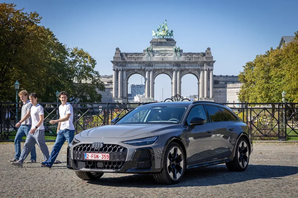 L'Audi A6 allroad e-hybrid stationnée près des arcades du Cinquantenaire à Bruxelles, avec des passants qui regardent la voiture dans le cadre