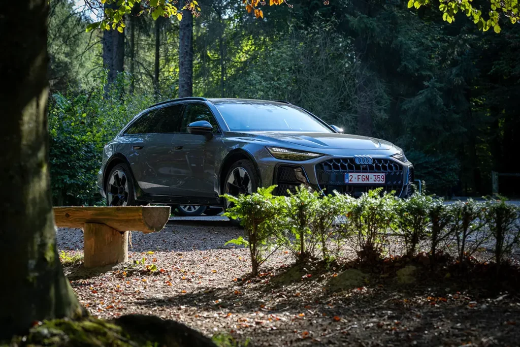 L'Audi A6 allroad e-hybrid garée le long d'un sentier boisé à l'Arboretum de Tervuren lors de mon essai automobile en Belgique