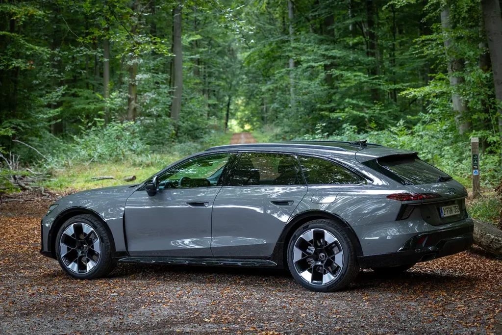 L'Audi A6 allroad e-hybrid photographiée de profil trois-quarts arrière au cœur de la Forêt de Soignes lors de mon essai automobile en Belgique