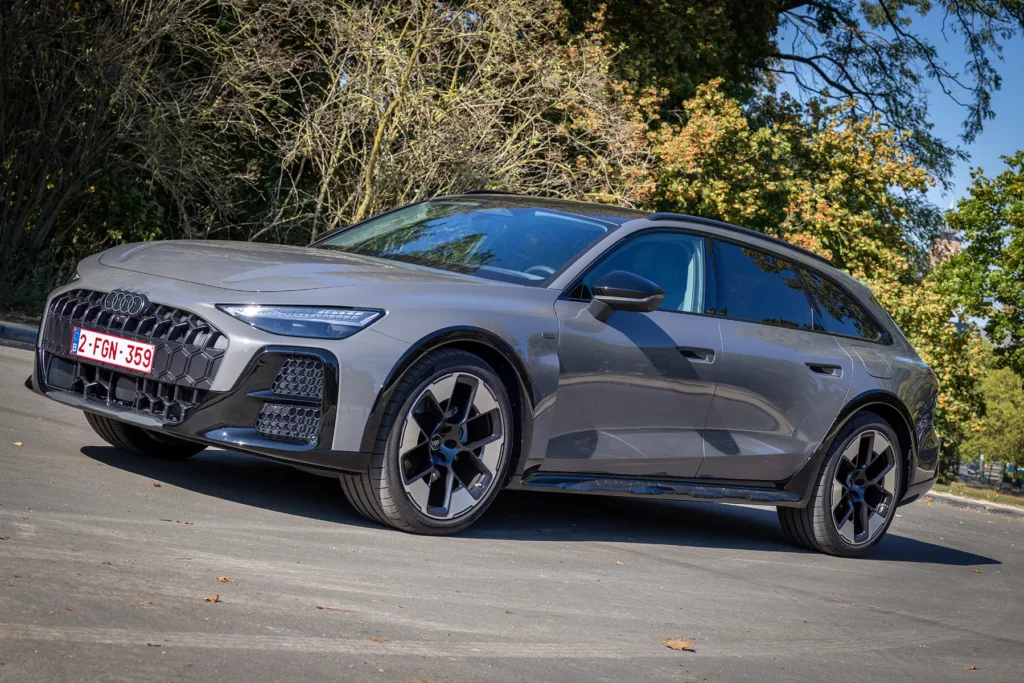 L'Audi A6 allroad e-hybrid photographiée de profil trois-quarts lors de mon essai automobile en Belgique, mettant en valeur ses lignes de break baroudeur