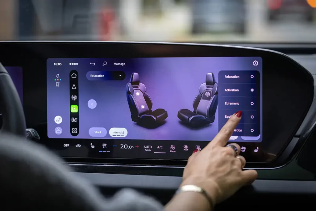 Gros plan sur l'écran tactile de l'Audi A6 allroad e-hybrid affichant le menu de configuration des sièges massants lors de mon essai automobile en Belgique