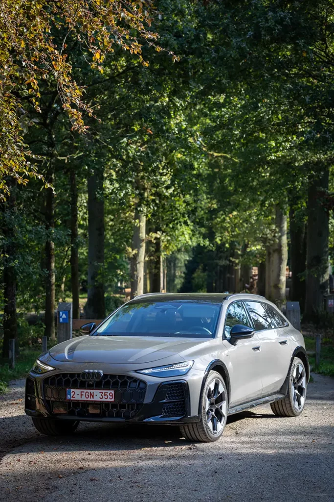 L'Audi A6 allroad e-hybrid photographiée sur un chemin forestier lors de mon essai automobile en Belgique à l'Arboretum de Tervuren