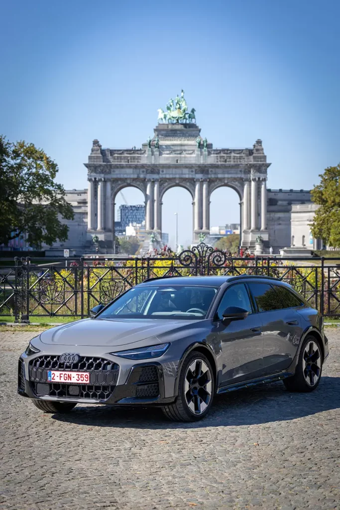 Vue verticale de l'Audi A6 allroad e-hybrid devant les arcades du Cinquantenaire à Bruxelles lors de l'essai en Belgique