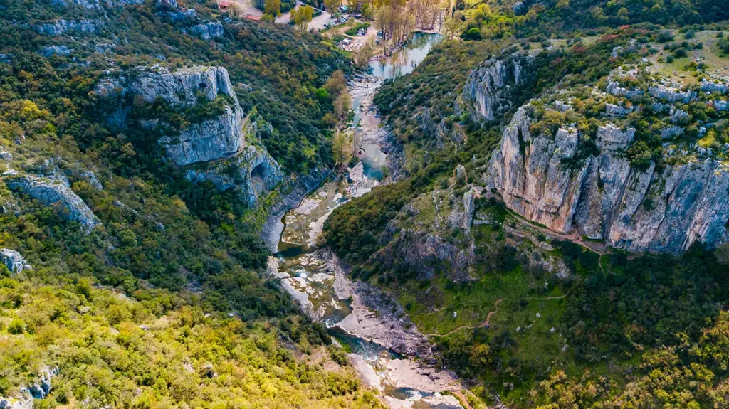 ue aérienne du canyon de Ballıkayalar et de ses imposantes falaises rocheuses dans la région de Kocaeli avec Go Türkiye