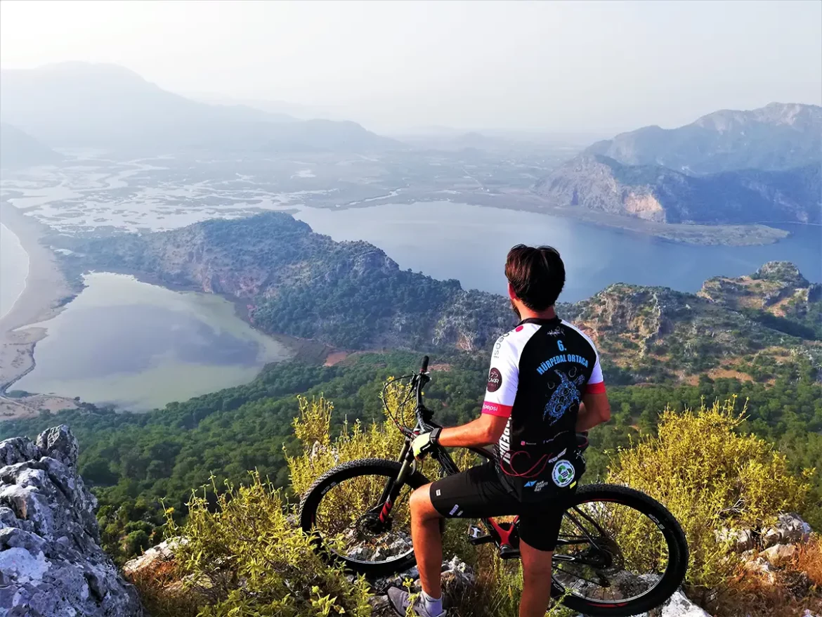 Cycliste à VTT admirant la vue panoramique sur la baie et les lagunes de Köyceğiz et Ortaca en Turquie avec Go Türkiye